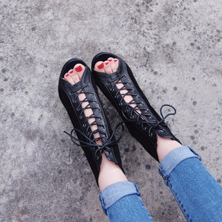 Chaussure ouverte printanière pour femme : Élégantes sandales noires à talons avec lacets